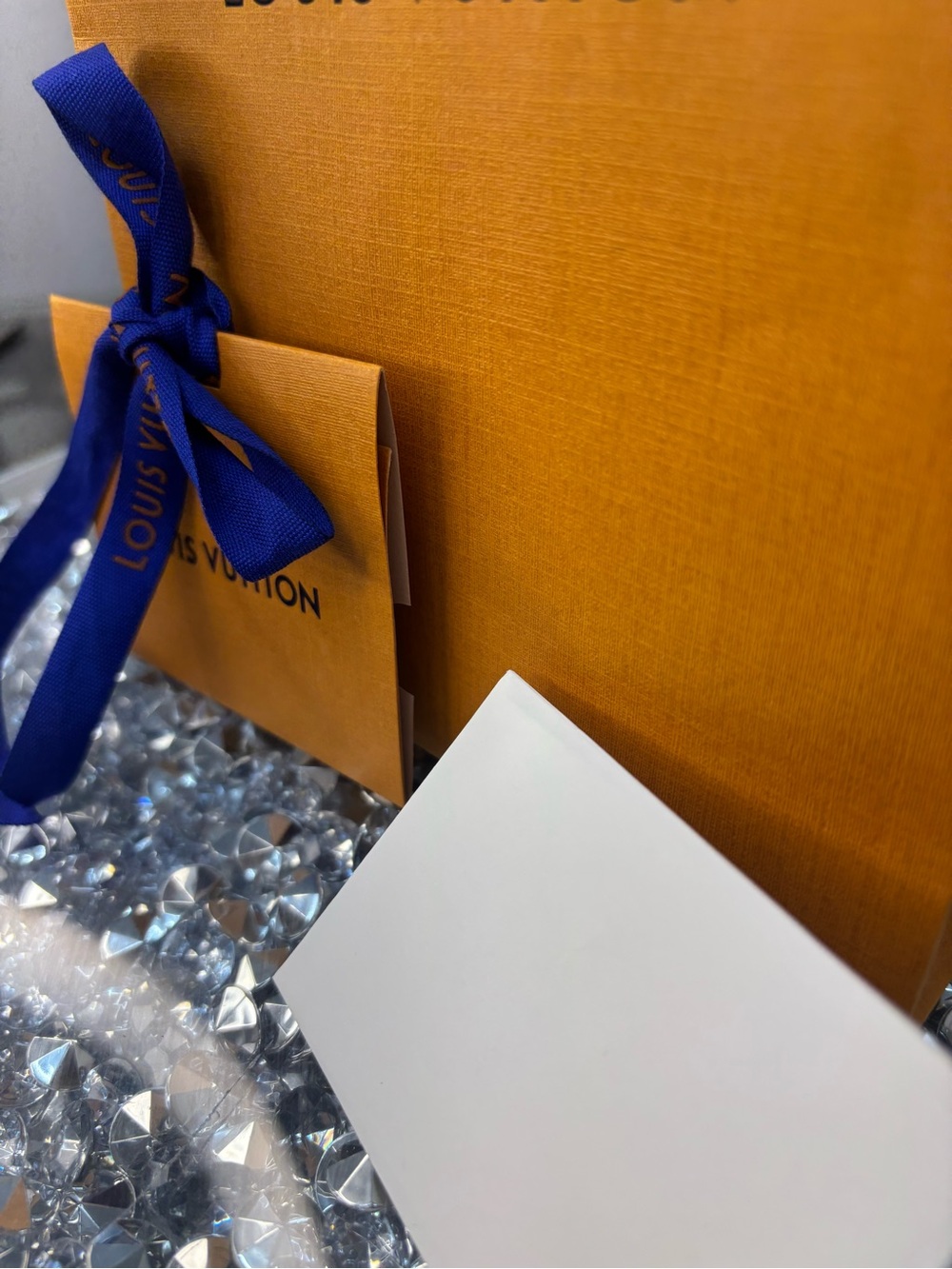 Louis Vuitton orange paper shopping bag paired with a matching envelope - Picture 5 of 9
